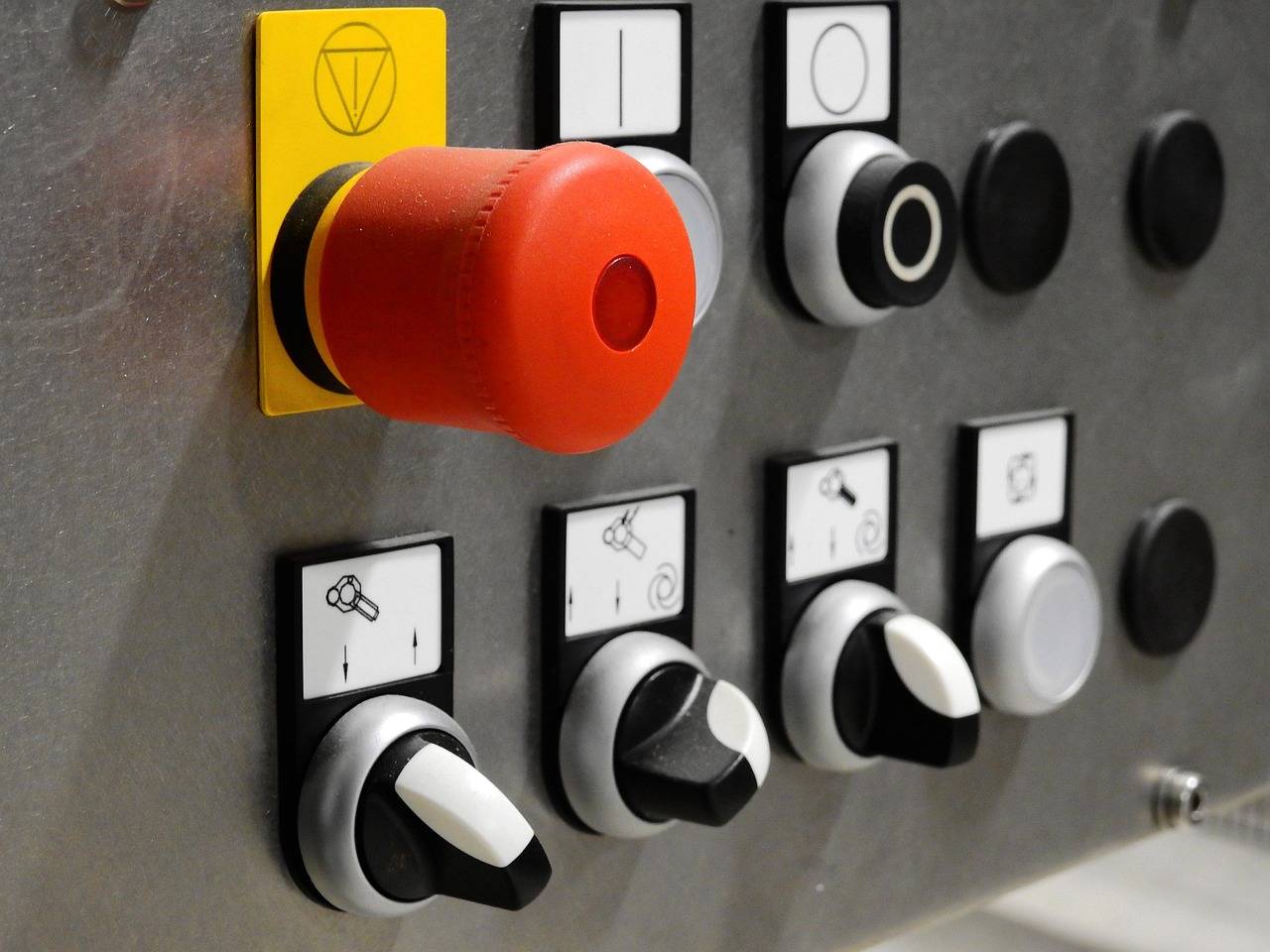 Moxa AIG-302 ThingsPro Edge Flaws Expose Industrial Secrets — Patch Now